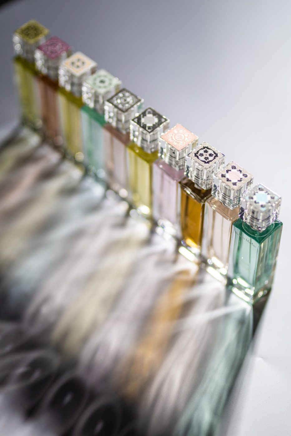 La collection de parfums Rose et Marius alignée, bouchons en carreaux de ciment